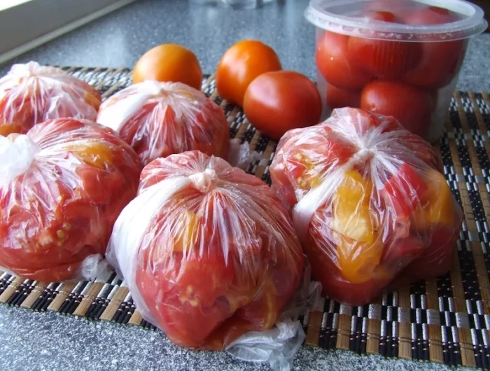 tomates rouges congelees dans des sac en plastiques sur une table