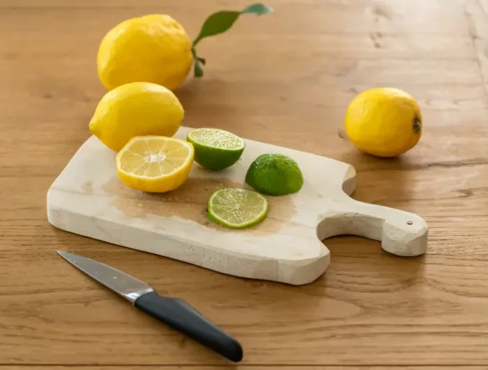 tranches de citron moitie planche bois couteau surface bois