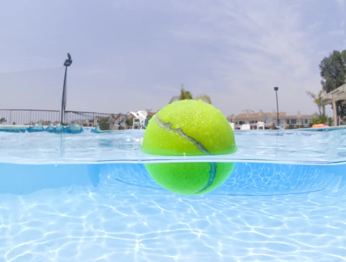 une balle de tennis dans une piscine