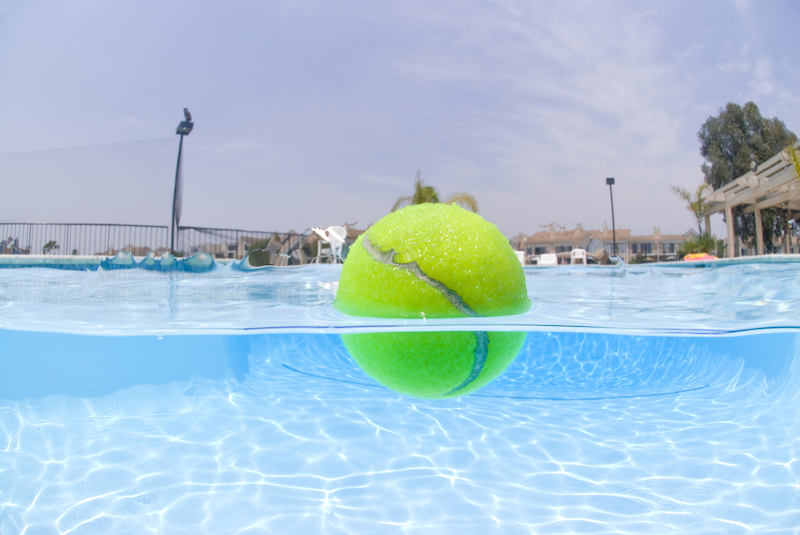 une balle de tennis dans une piscine