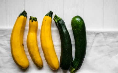 comment faire pour que les courgettes ne rendent pas d'eau des courgettes vertes et jaunes sur une nappe