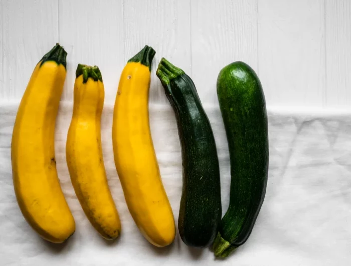 comment faire pour que les courgettes ne rendent pas d'eau des courgettes vertes et jaunes sur une nappe