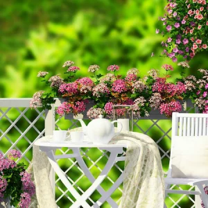 comment fleurir une terrasse en plein soleil ? les 6 variétés résistantes à la canicule terrasse en blanc avec geraniums et vicas