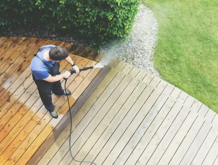 comment nettoyer une terrasse en ciment verdie un homme rince sa terrasse