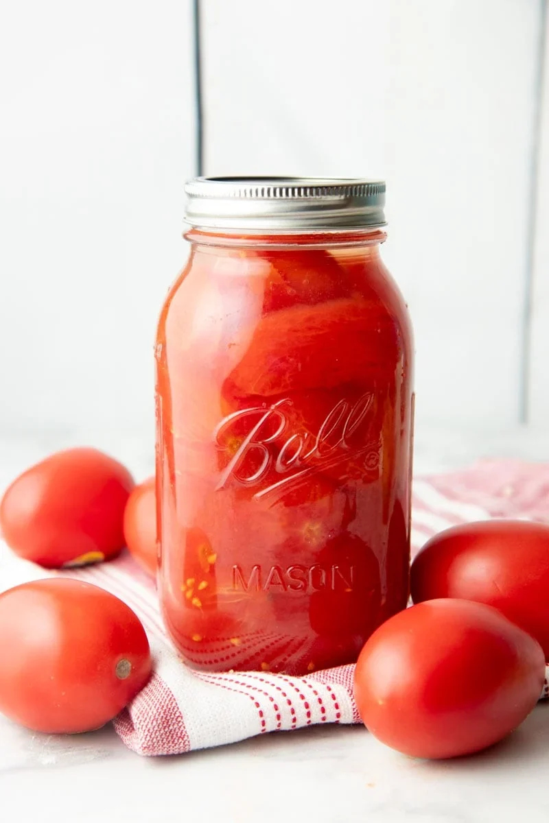 conserve de tomates en bocaux sans stérilisation un bocal avec des tomates