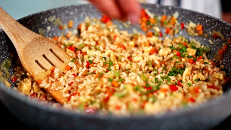 ajouter de la ciboulette au melange du riz