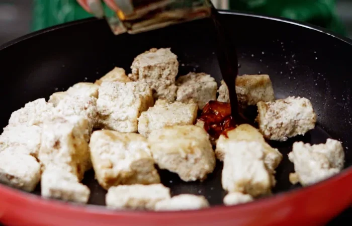 ajouter de la sauce de soja au tofu cuisiner du tofu produit vegan