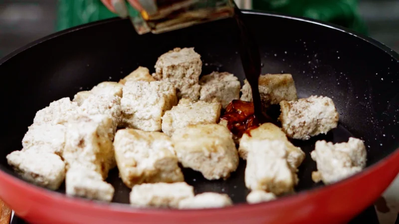 ajouter de la sauce de soja au tofu cuisiner du tofu produit vegan