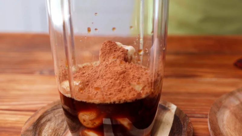 ajouter le cacao smoothie recette faicle à préparer en quelques minutes le matin