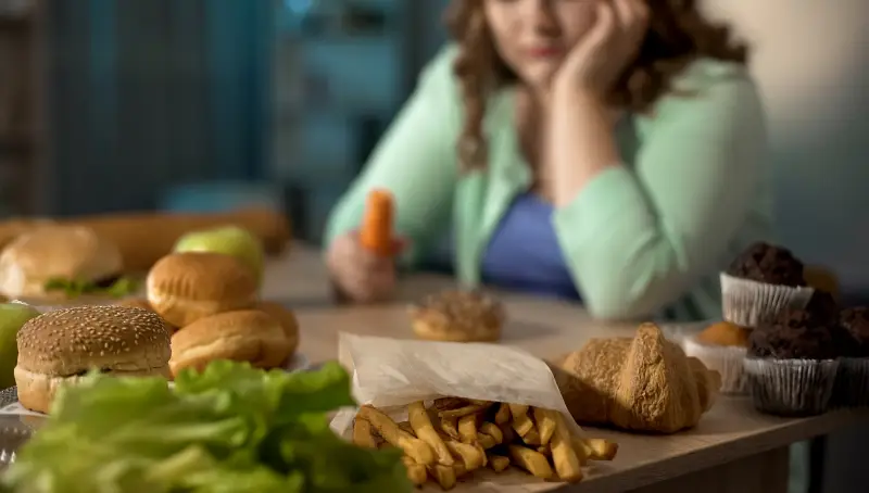 aliments a supprimer pour perdre du ventre une table remplie d aliments malsains