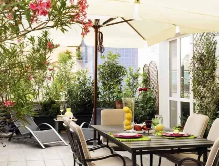 amenagement terrasse balcon avec des plantes en pot brise vue jardin