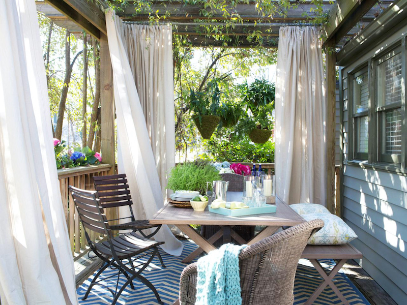 amenager coin de repas jardin bois petit veranda