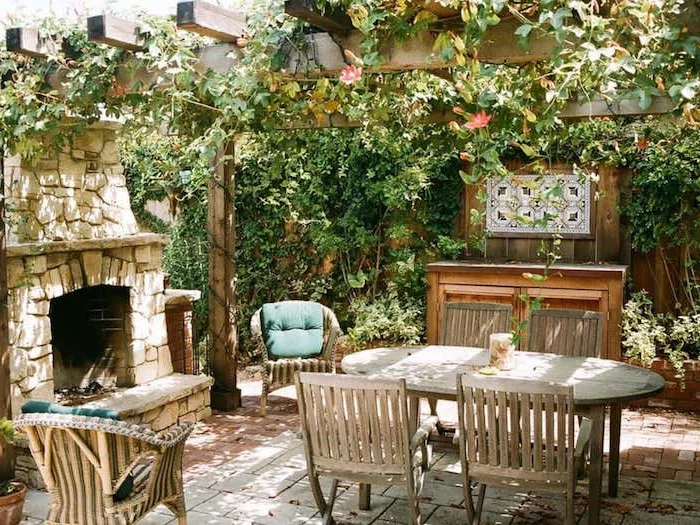 amenager un coin repas au jardin cheminee table et chaises en bois style mediteraneen