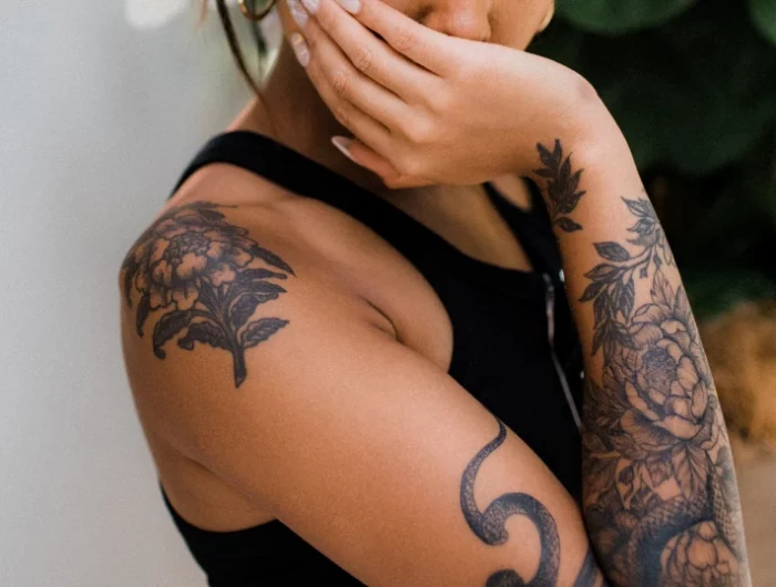 art corporel femme manucure ongles longs tatouge serpent bras