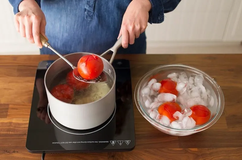 astuce pour peler les tomates dans de l eau bouillante et transfer dans bain de glace