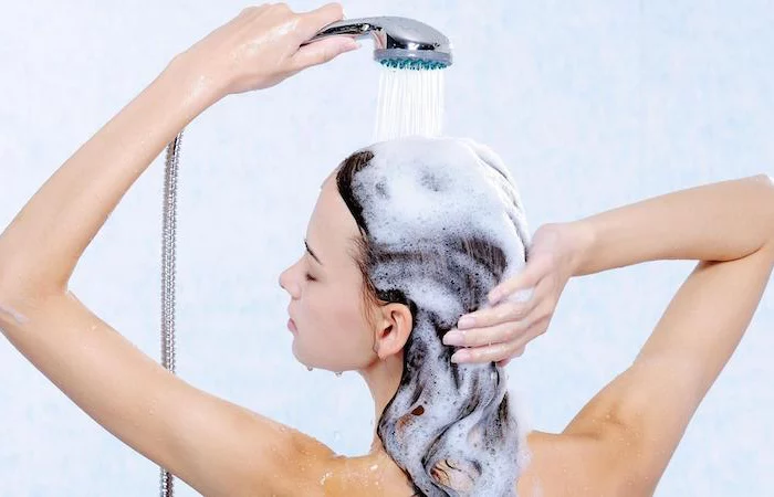 avantage douche froide bon pour les cheveux jeune fille se lave les cheveux