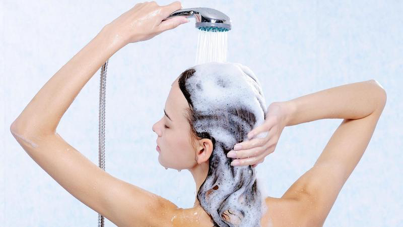 avantage douche froide bon pour les cheveux jeune fille se lave les cheveux