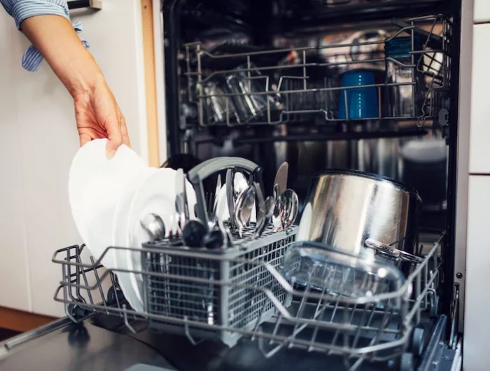 baisser factures delectricité age minimummain devant lave vaisselle