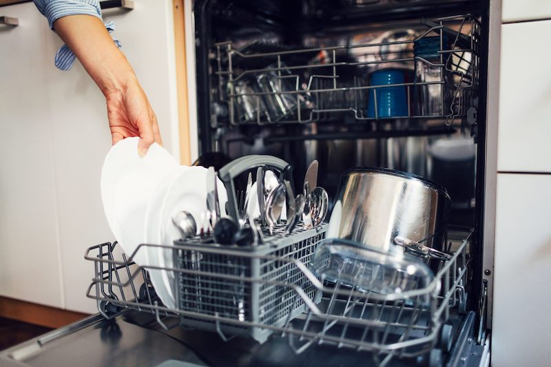 baisser factures delectricité age minimummain devant lave vaisselle