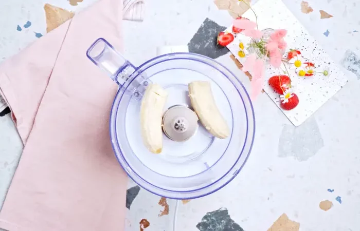 banane robot culinaire surface terrazzo effet serviette cuisine fraises