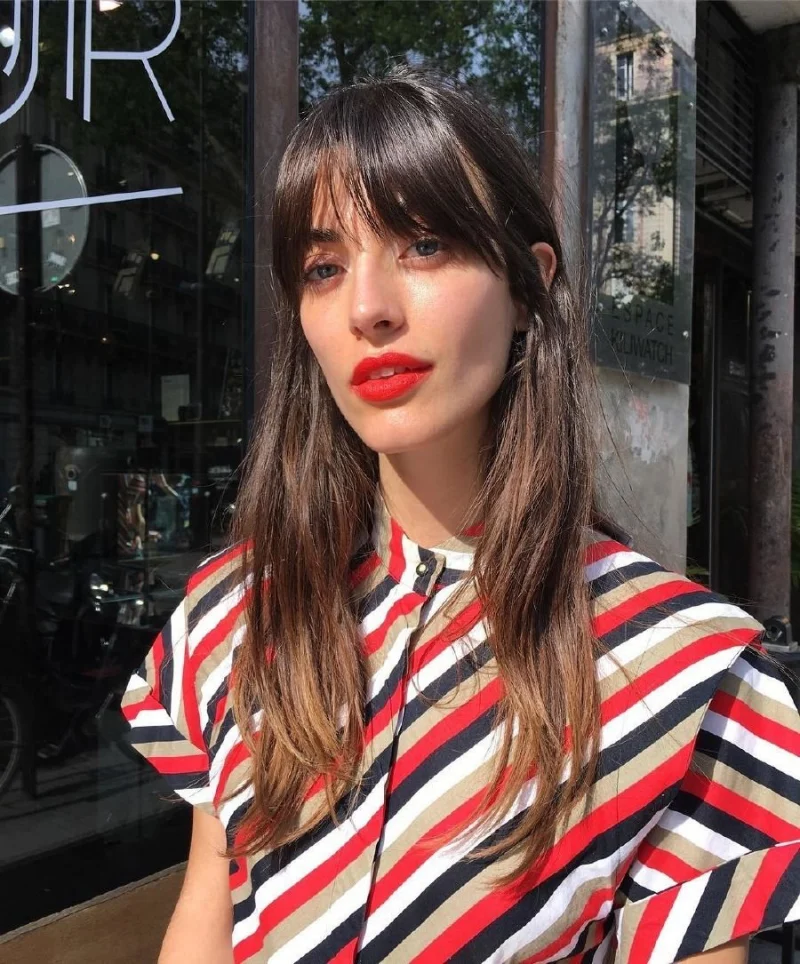 birkin bangs idée de frange rideau lisse sur cheveux droits longs