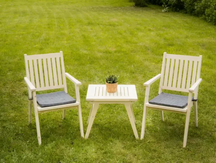 blanchir plastique jauni javel deux chaises et une table dans le jardin