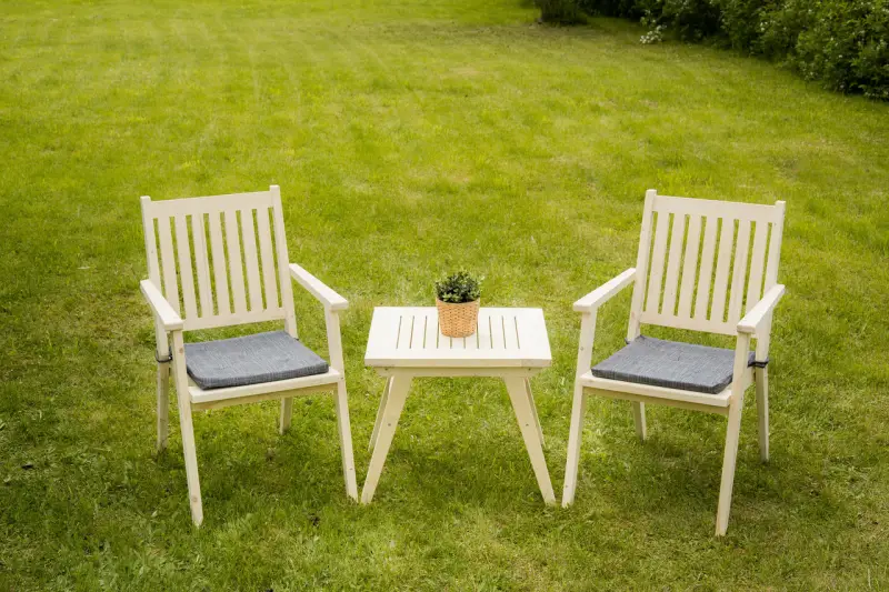 blanchir plastique jauni javel deux chaises et une table dans le jardin