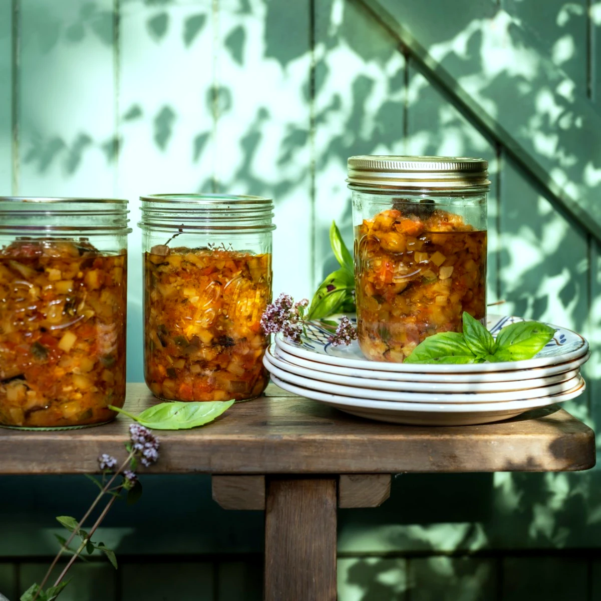 bocaux de conserves et de tomates