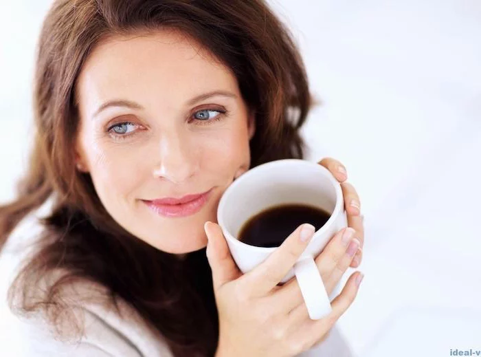 boire cafe tension sanguine cholesterol diet jeune femme au ccentimetre a la taille tasse vertedecafe