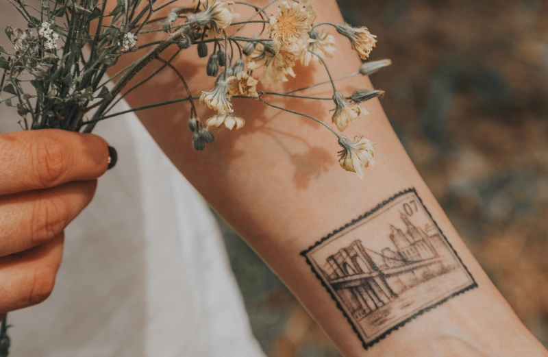 bouquet fleurs seches ongles noirs femme tatouage motifs destination voyage