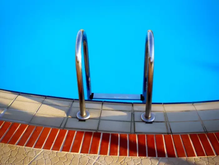 carrelage autour piscine eau turquoise surface reflets