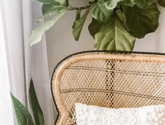 chaise rotin coussin en relief motifs blancs plantes vertes