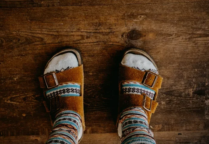 chaussette motifs plancher bois sandales plates nettoyage odeurs