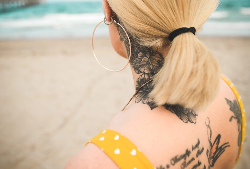 cheveux blonds femme mer tatouage corporel dessin motifs