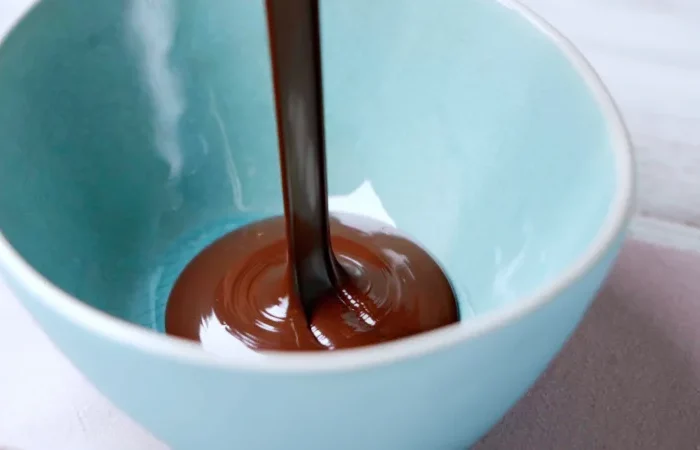 chocolat fondu preparation barre maison bol bleu art culinaire