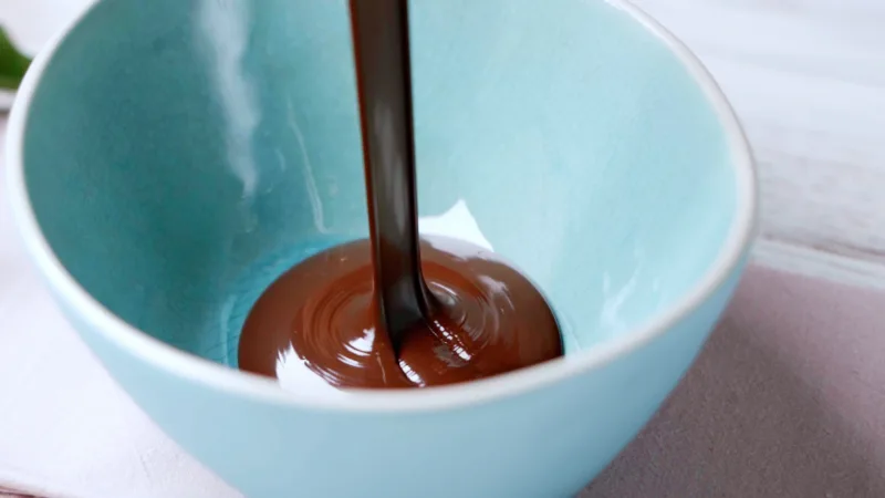 chocolat fondu preparation barre maison bol bleu art culinaire