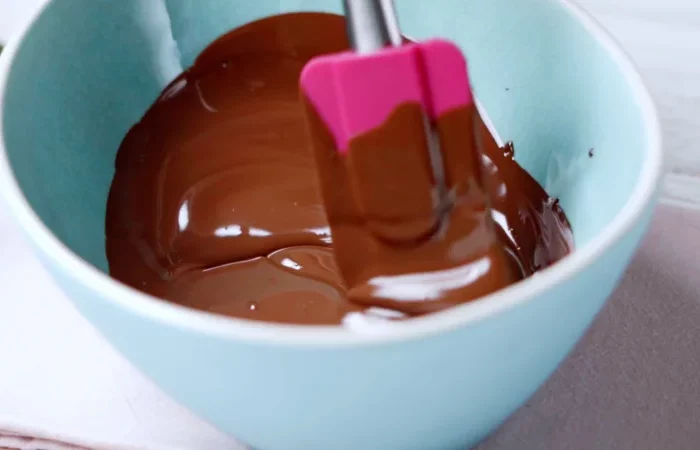 chocolat fondu spatule rose bol turquoise preparation barres maison