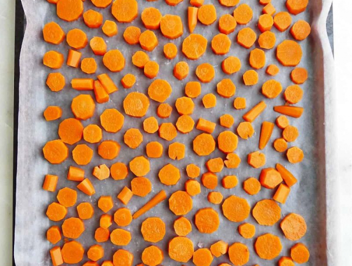 comment congeler des carottes du jardin couper et répartir sur une plaque de four