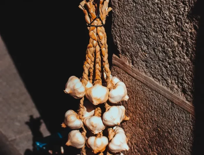 comment conserver l ail en tresse accrochee au mur