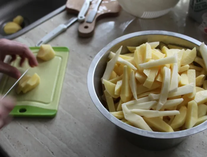 comment couper les pommes de terre couteau planche a decouper bol
