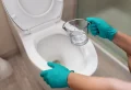 Comment détartrer le fond de la cuvette des toilettes ? Les astuces efficaces