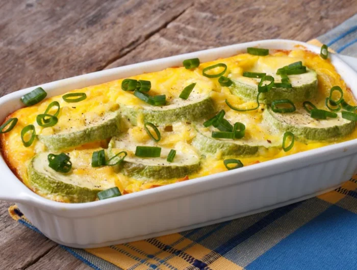 comment enlever l eau d un gratin un plat de gratin de courgette sur une table en bois