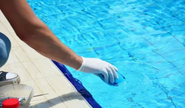 comment enlever sable incruste un homme qui nettoie sa piscine