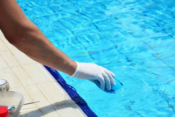 comment enlever sable incruste un homme qui nettoie sa piscine