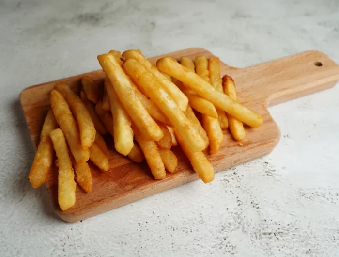 comment faire des frites maison planche bois pommes de terre croustillantes