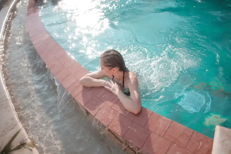 comment fonctionne une pompe a sable pour piscine une femme dans la piscine