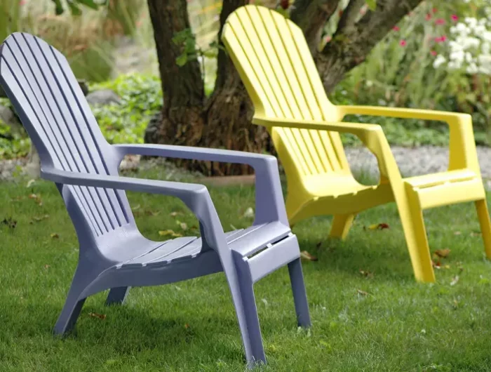 comment nettoyer chaise de jardin en plastique une chaise bleue et une chaise jaune