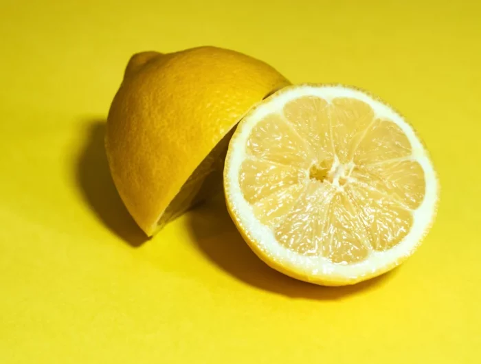 comment perdre 5 kilo rapidement des citrons sur un fond jaune