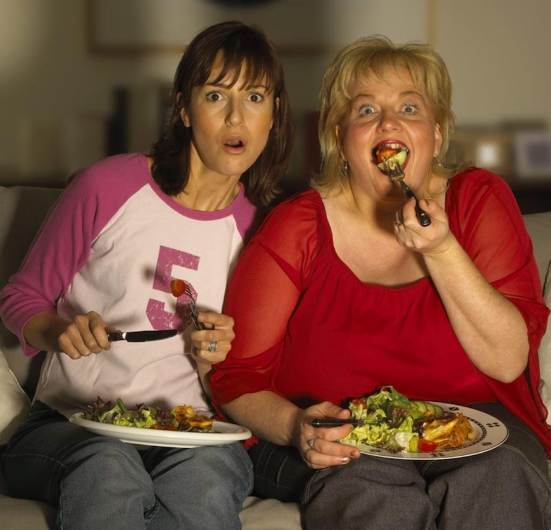 comment perdre du ventre sans sport rapidement vieille et jeune femme mangent devant le tv