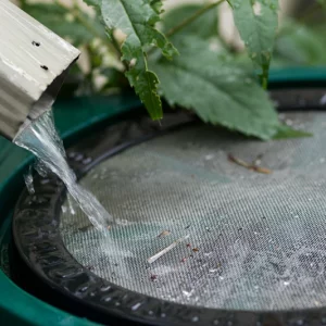 Comment fabriquer un récuperateur d'eau de pluie sur une gouttière en un rien de temps ?